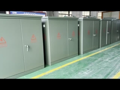 Transformator yang terendam minyak dengan tiga fase